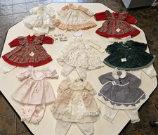 ROBES POUR  POUPÉES DE PORCELAINE DE  30 CM  ENVIRON   AU CHOIX