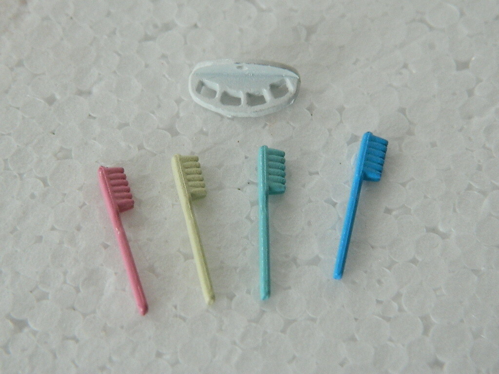 (M6.28) 1/12th scale DOLLS HOUSE SET OF FOUR TOOTHBRUSHES AND RACK