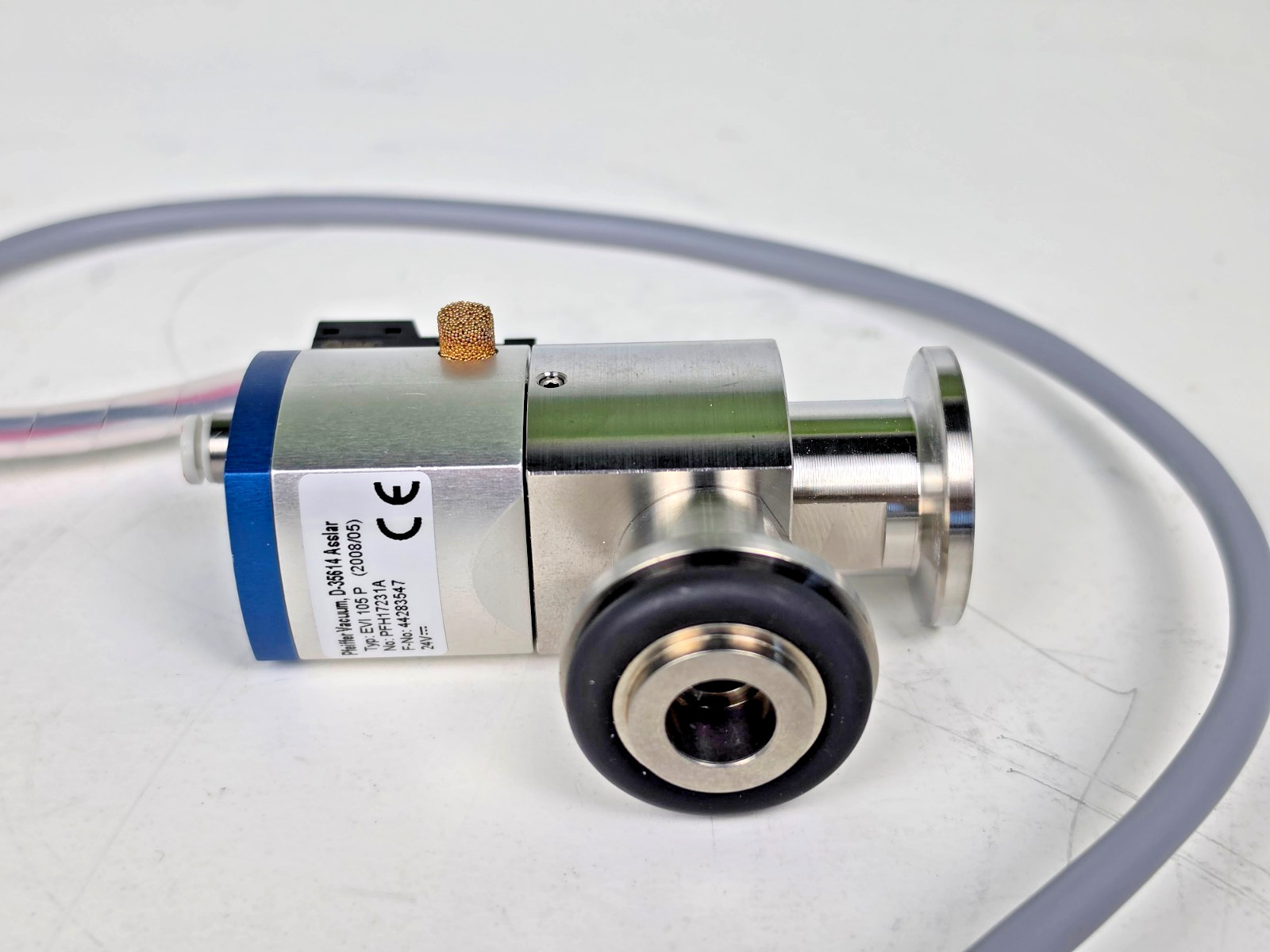 Pfeiffer Vacuum, D-35614 Asslar EVI 105 P PFH17231A & SMC VJ114-5G