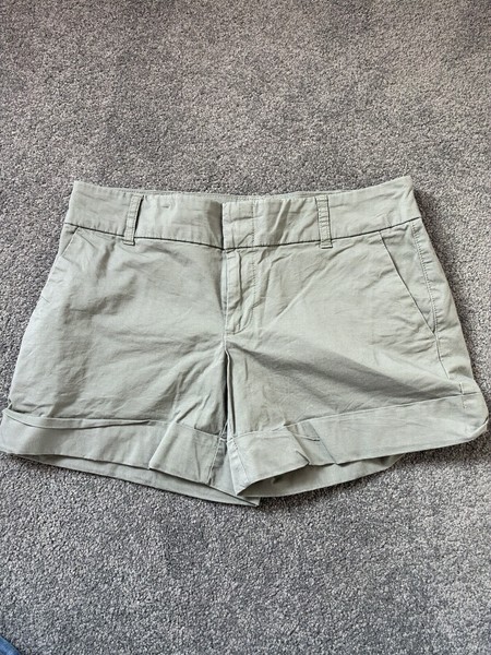 Tommy Hilfiger Women’s Khaki Solid Chino Twill Flat Front Shorts Regular Fit 6