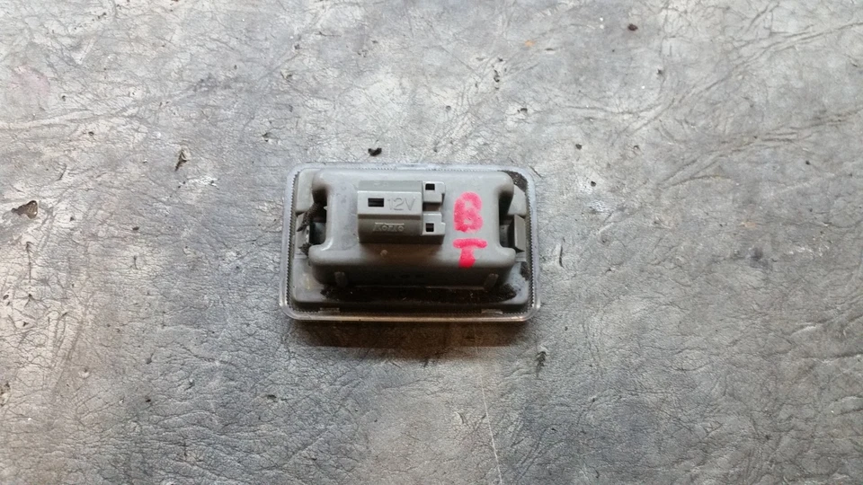 1995 LEXUS GS300 AUTO 3.0 БЕНЗИНА ЗАДНЕЙ ДВЕРИ БАГАЖНИКА ВНУТРЕННИЙ СВЕТ - Изображение 2 из 2