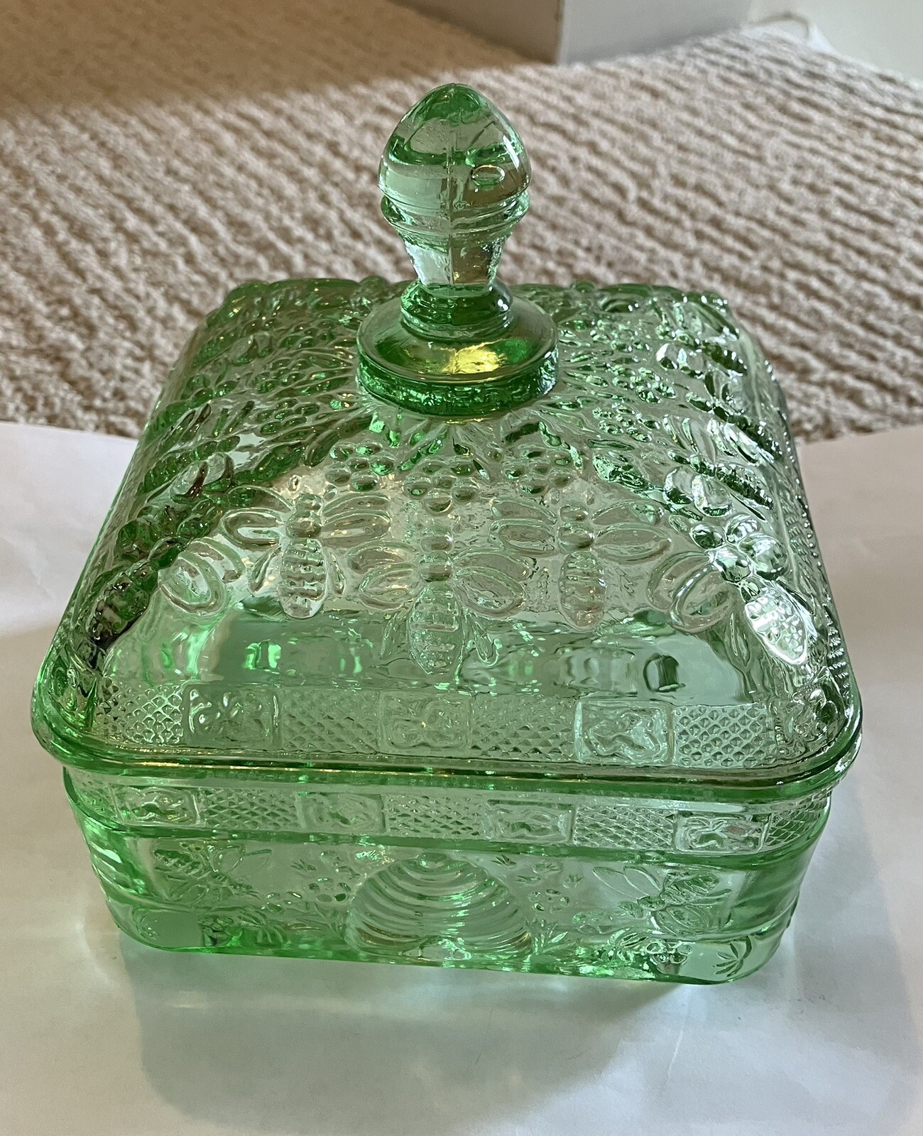 Vintage Tiara Indiana Glass Green Bee Hive Candy Dish With Lid . Small
