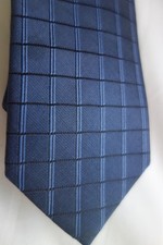 CRAVATTA USATA VINTAGE 'VENTUNO 21' 100% SETA BLU DISEGNO GEOMETRICO 'SKINNY' 2 1/4".