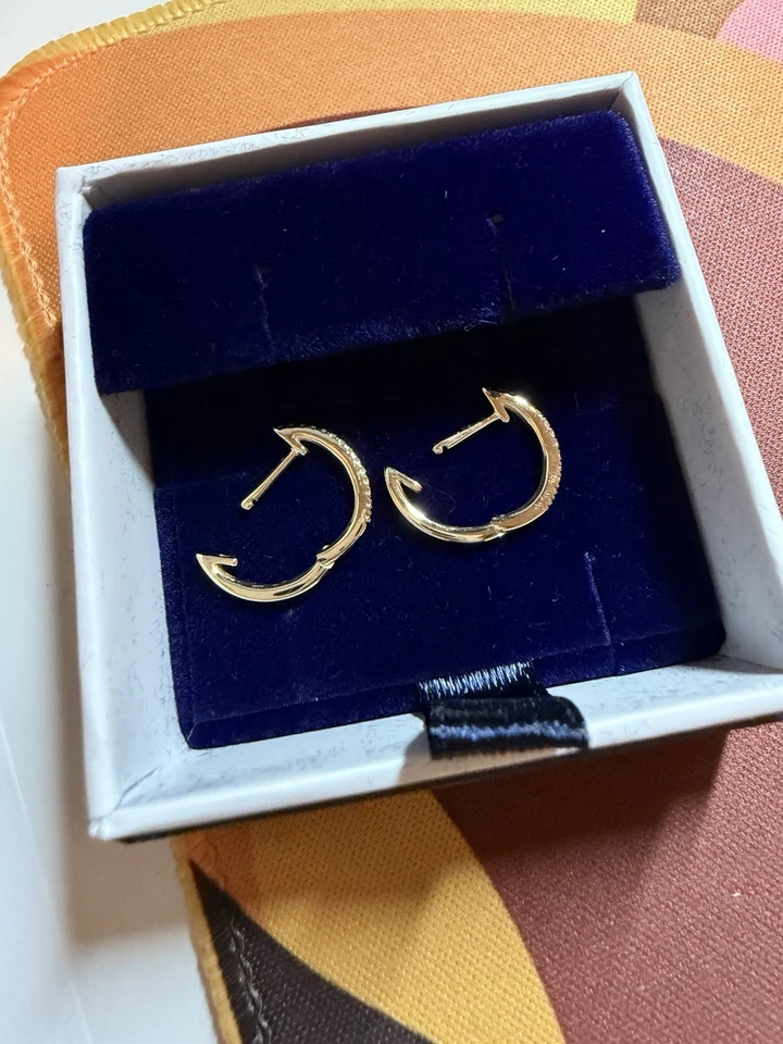 Pendientes tipo argolla Huggie de diamantes naturales pequeños del Nilo Azul Oro Amarillo 14k 1/10 quilates dos Foto 3 de 4