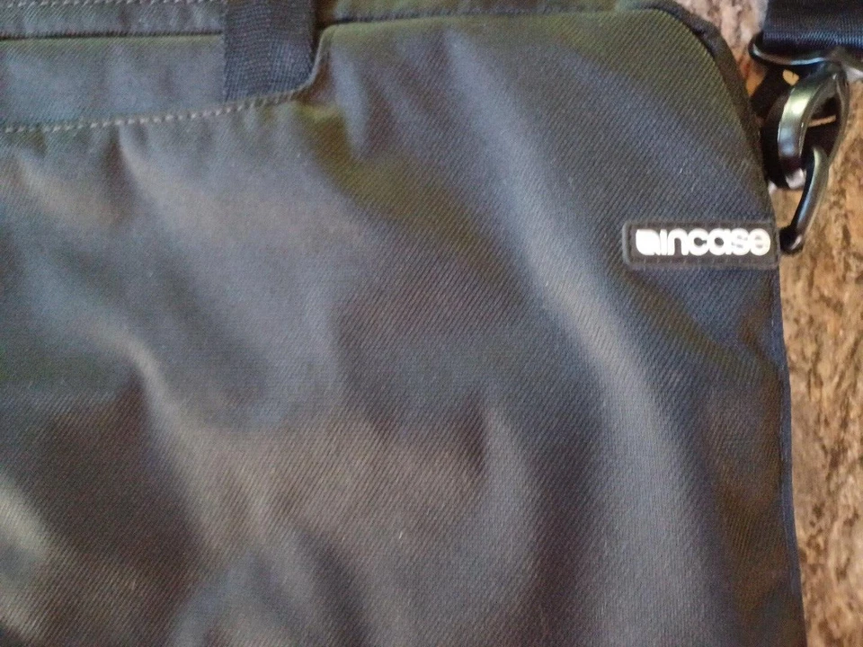 Bolso negro para computadora portátil Incase con correa para el hombro 15x12x2 lados suaves acolchado Foto 2 de 4