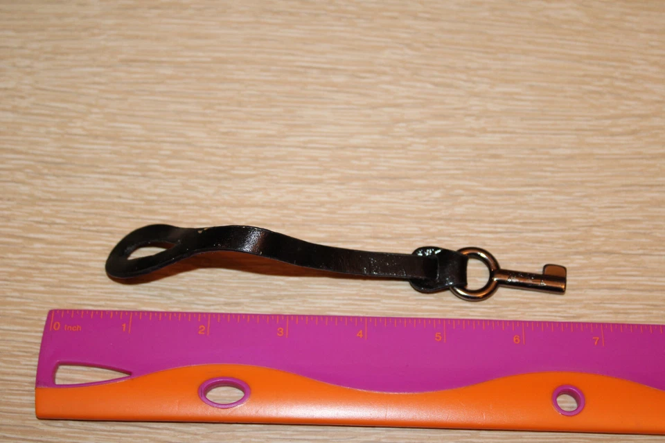 Etiqueta colgante de repuesto de llave redonda pequeña de metal tono peltre de cuero negro FOSSIL Foto 4 de 4