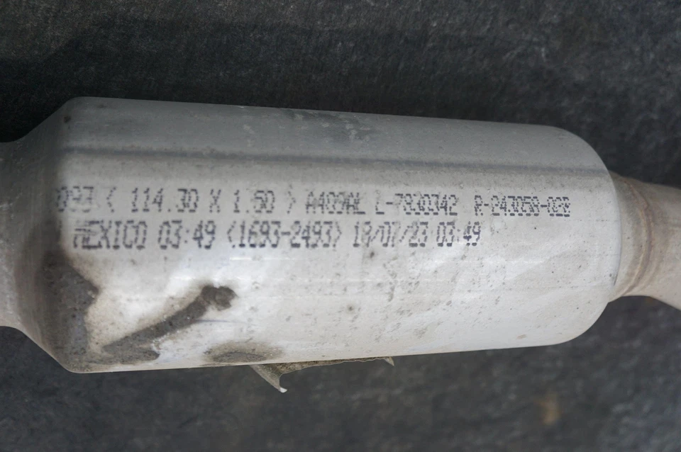 Rear Exhaust Muffler Silencer Pipe OEM 84964235 Cadillac Escalade Esv 2021-2024 Foto 2 de 4