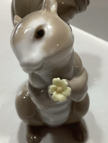 Lladro Squirrel Figurine #6410 “Would You Be Mine” 1996 4.5” T. - Picture 9 of 9