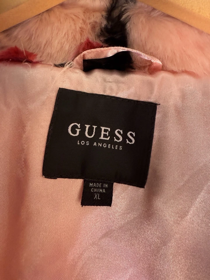 Jaqueta Guess Coat de Pele Sintética XL Flor de Cerejeira Rosa e Preta da Guess Nova Sem Etiqueta - Imagem 3 de 4