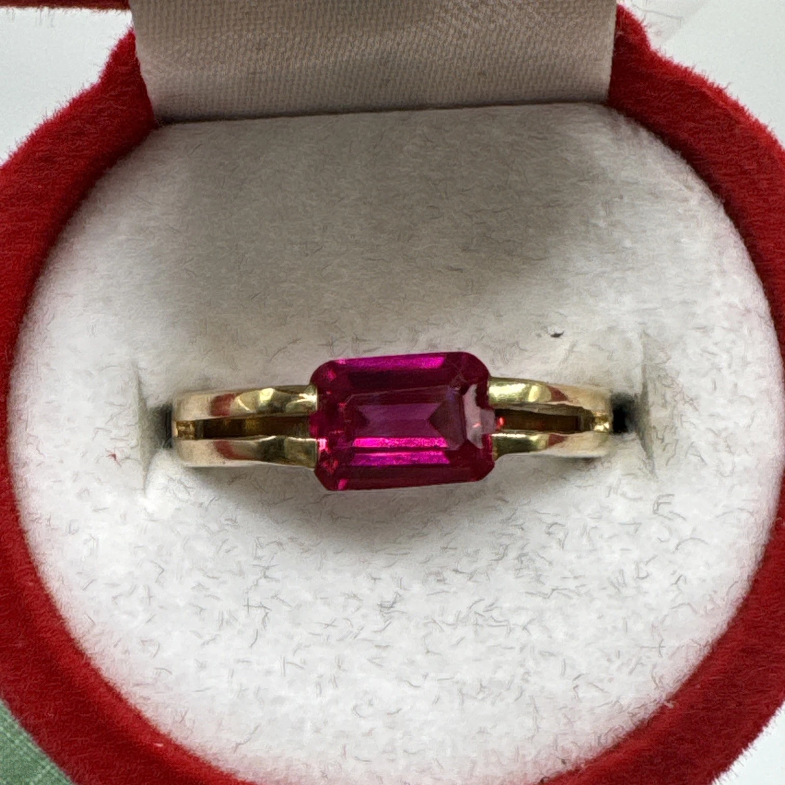 Bague vintage fantaisie or avec pierre rose. Taille 56.