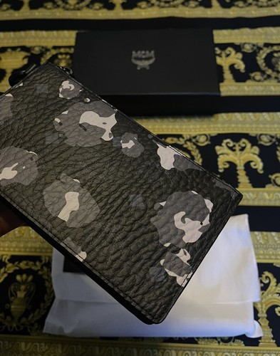 100% AUTHENTIC NEW MCM BLACK CAMO VISETOS ORIGINAL LOGO POUCH/WRISTLET/CLUTCH - Picture 5 of 6