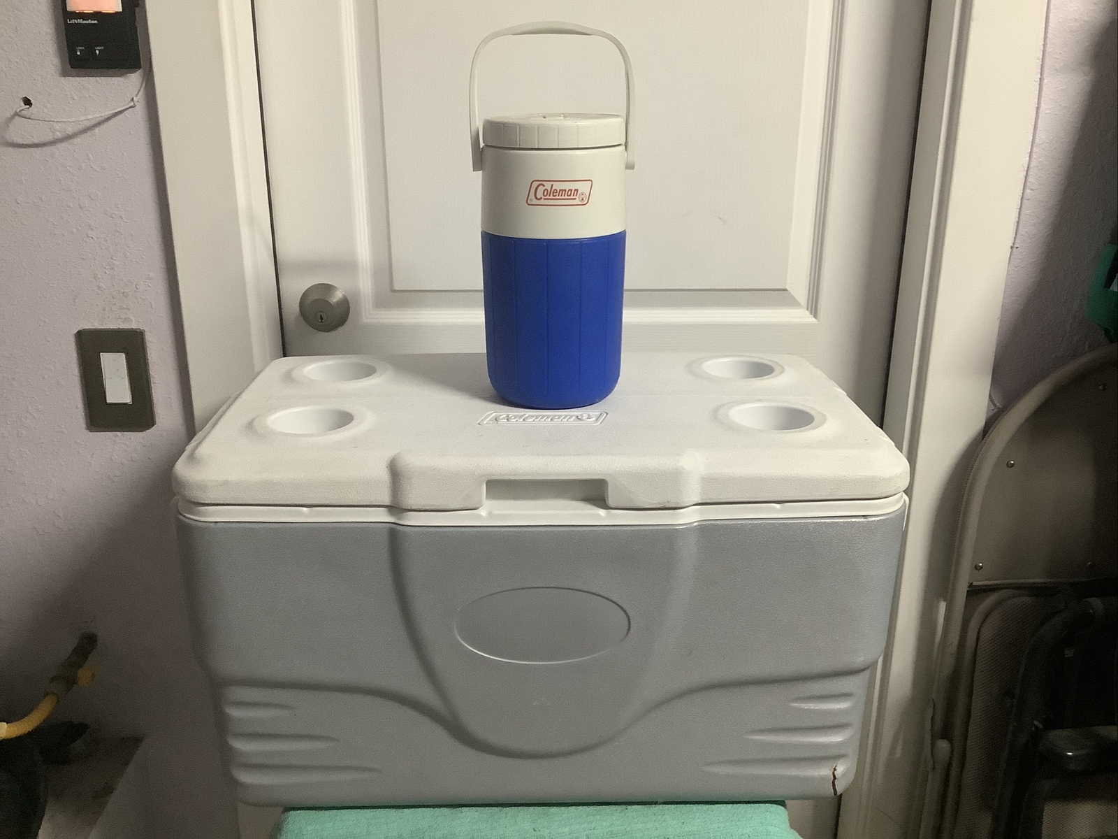 Coleman 6286 Xtreme Cooler W/ Cup Holders & 1/2 Gallon Coleman Water