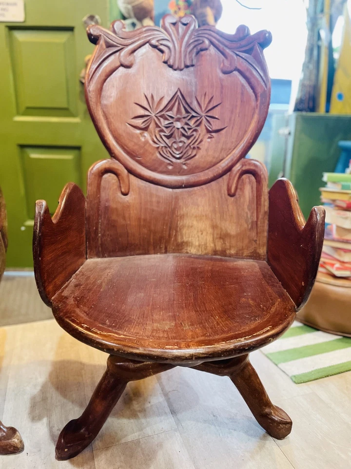 Juego de dos sillas antiguas de teca maciza estilo Art Nouveau Antoni Gaudí Foto 2 de 4