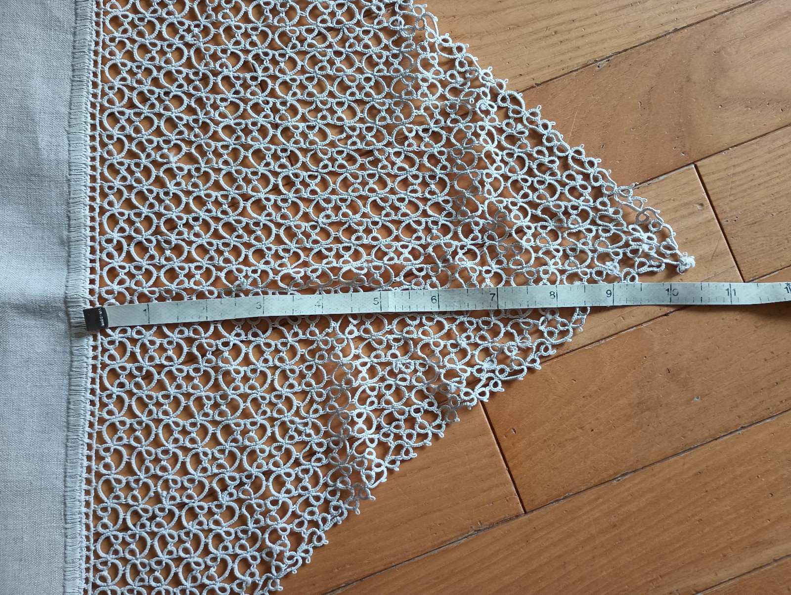 VTG LINEN TABLE RUNNER/DRESSER SCARF W/TATTED LACE 80"L