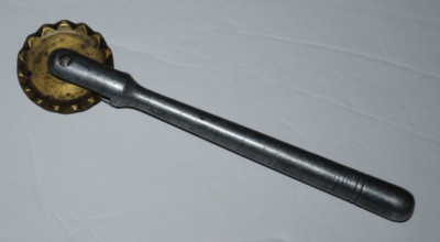VINTAGE RAVIOLI PASTRY DOUGH CUTTER WHEEL METAL