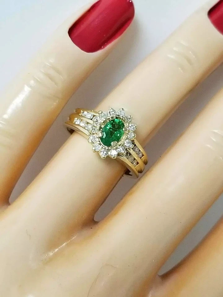 Anillo de compromiso de oro de 14K con acabado de diamantes y esmeraldas de corte ovalado de 2,50 quilates Foto 2 de 4