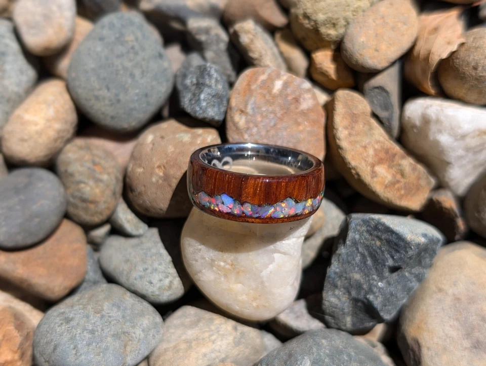 Nuevo anillo de madera de rosa, ópalo de fuego chapado en titanio Foto 2 de 4