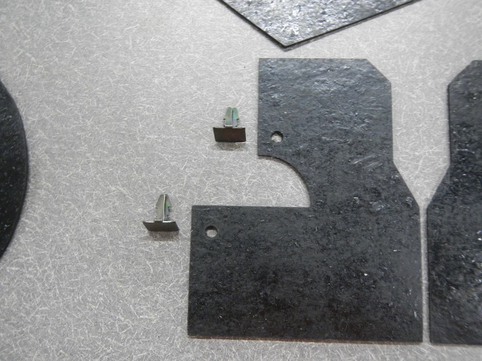 63 64 Buick Wildcat Electra LeSabre Sellos de brazo A y delantal de guardabarros auxiliar con clips Foto 4 de 4