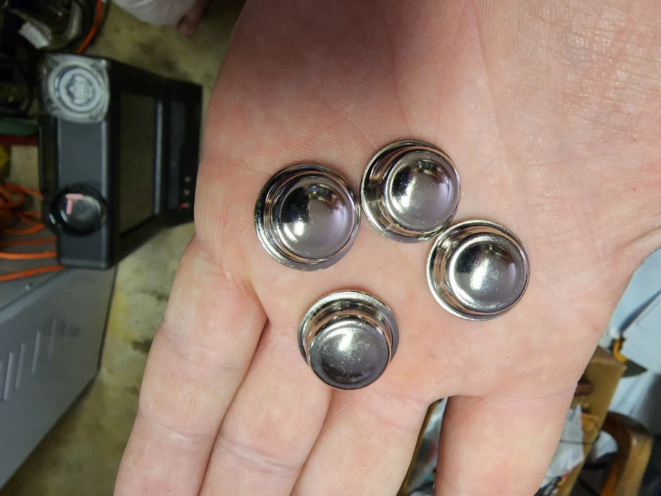 Lote de tapa de empuje de tuerca de empuje de tractor de pedales de colección NOS (4) rueda de pedales tipo cúpula temprana Foto 3 de 4