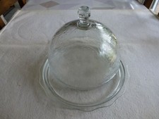 MAGNIFIQUE CLOCHE A FROMAGES ET SON PLATEAU EN CRISTAL