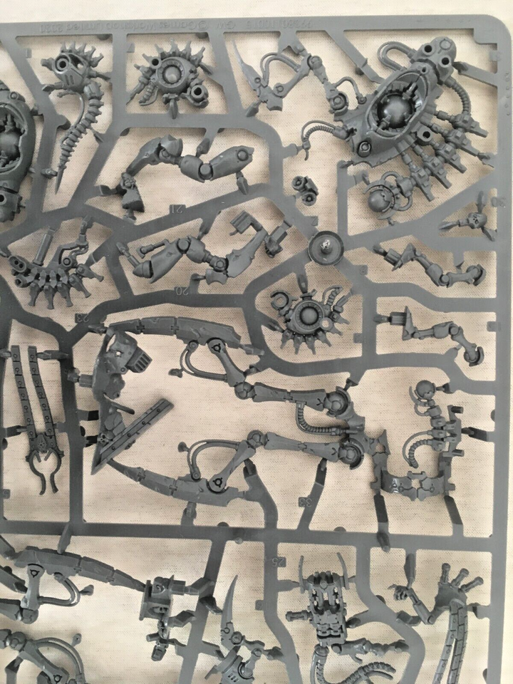 Raptus Ambiente Canoptek Reanimator Warhammer 40K - Necron Royal Court Indomitus, Miniatura Non Assemblata Canoptek Reanimator Necron Royal Court - Foto 12