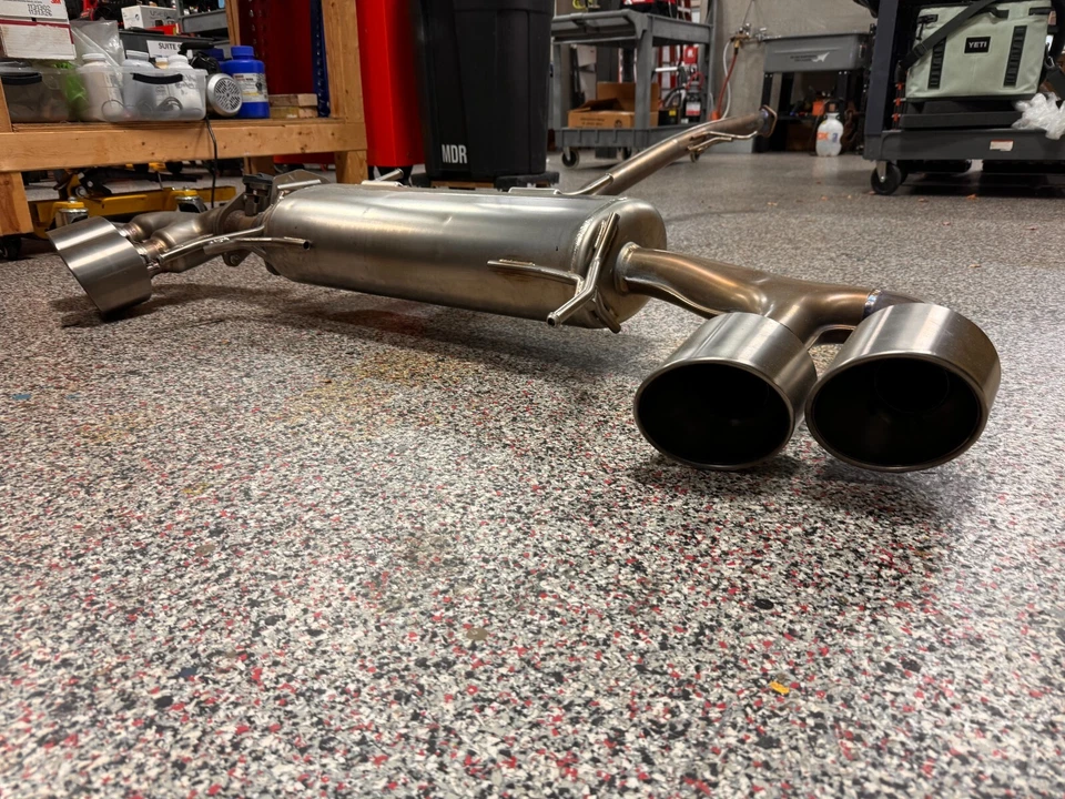 Escape de titanio NISMO edición premium Fujitsubo Nissan GTR de fábrica OEM Foto 2 de 4