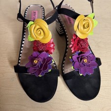 Betsey Johnson Adde Black Dress Sandals with Floral Accents Size 9 EUC