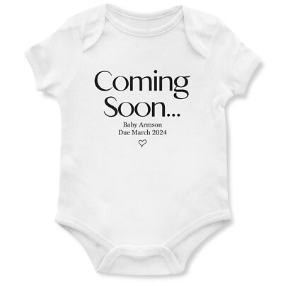 Personalisierter Coming Soon Strampler Baby Ankündigung Herz Schwangerschaft Nachname