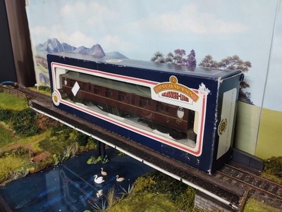 Bachmann 34-376 (OO) 63' 2ND-Korridor in BR weinrot 'E1001E'.
