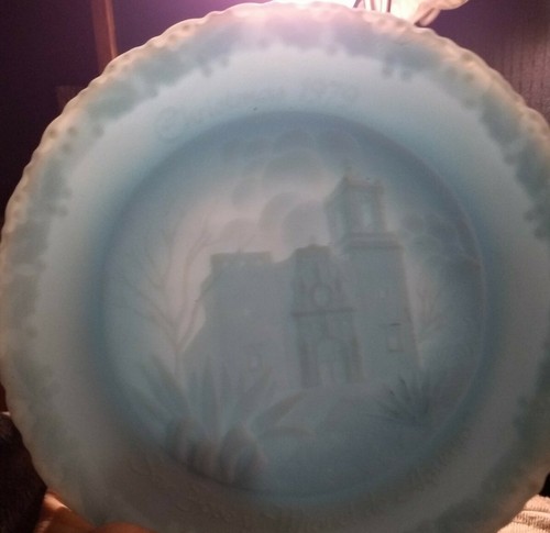 FENTON BLUE SATIN PLATE CHRISTMAS 1979 #10 SAN ANTONIO TEXAS - Picture 3 of 12