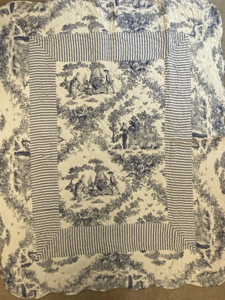 Quilted blanket/throw featuring a blue & white toile de Jouy pattern & stripes - Image 2 of 4