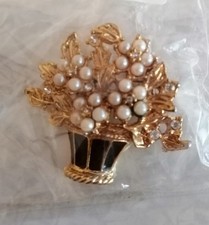 Brosche Blumenkorb - mit Perlen