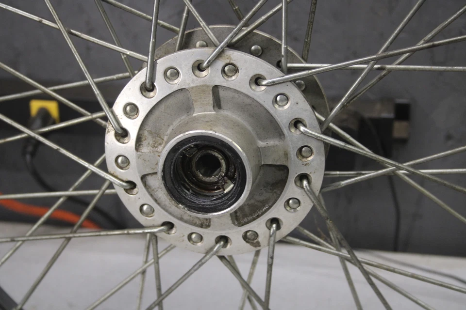 Kawasaki KZ400D 1976 rueda delantera 1676, NI Foto 2 de 4