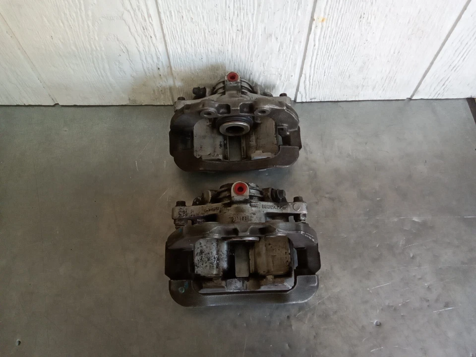 OEM 1998 - 2002 Chevrolet S10 Blazer Jimmy Rear Set Brake Calipers Left Right - Image 4 of 4
