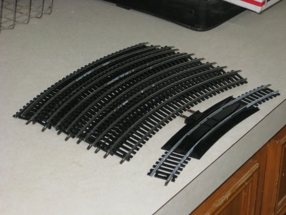 HO  MODEL POWER TRACK 12 PIECES OF 9"  CURVED INCLUDES A RERAILER - Refurbished - Image 3 of 3