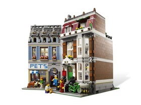 *RARE* LEGO Creator 10218 Pet Shop. NIB SEALED RETIRED