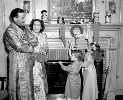 Radio husband and wife comedy team George Burns and Gracie Allen 1940s Photo 1