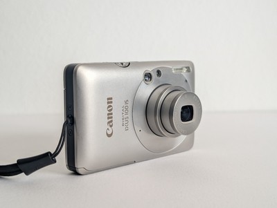 Canon DIGITAL IXUS 100 IS Silver 12,1-Megapixel-CCD-Sensor Y2K W/ Charger Pouch