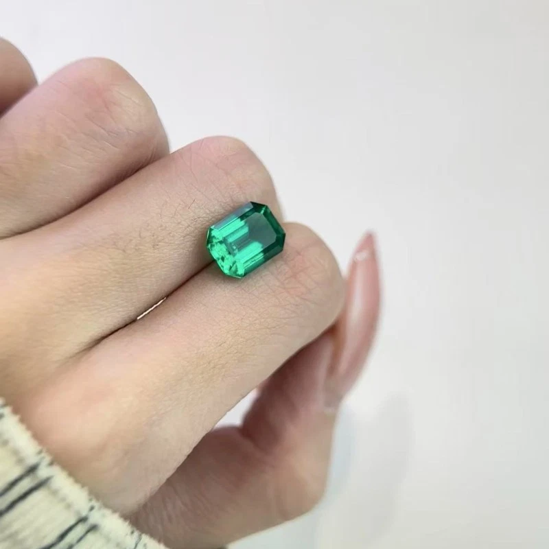 Green Color VVS1 Emerald Cut Moissanite Stone Loose Gemstone with GRA Cert - Image 2 of 4