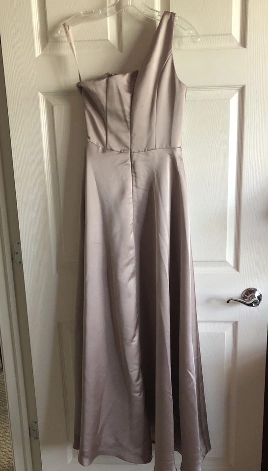 Vestido Morilee Madeline Gardner Champagne Satén Baile de graduación Dama de honor Bolsillos Talla 4 Foto 2 de 4