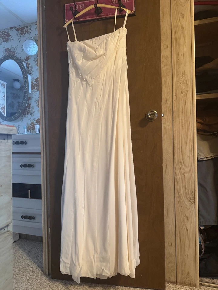 Ann Taylor Strapless Ivory Wedding Gown – Size 8 – Elegant & Timeless - Image 4 of 4