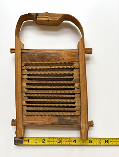 Antica grattugia per formaggio portatile in legno 1880 5” x 8”