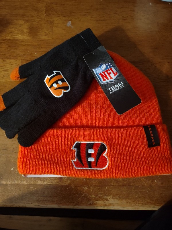 BRAND NEW! NFL TEAM APPAREL, CINCINNATI BENGALS ADULT HAT & GLOVE SET!