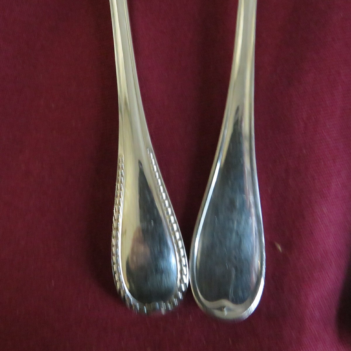 9 couteaux et 9 fourchettes à poissons, métal argenté, modèle coquille