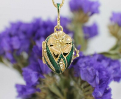 Eggstravaganza Sterling mit 24K grün emailliert Anhänger Blume offen Faberge Medaillon