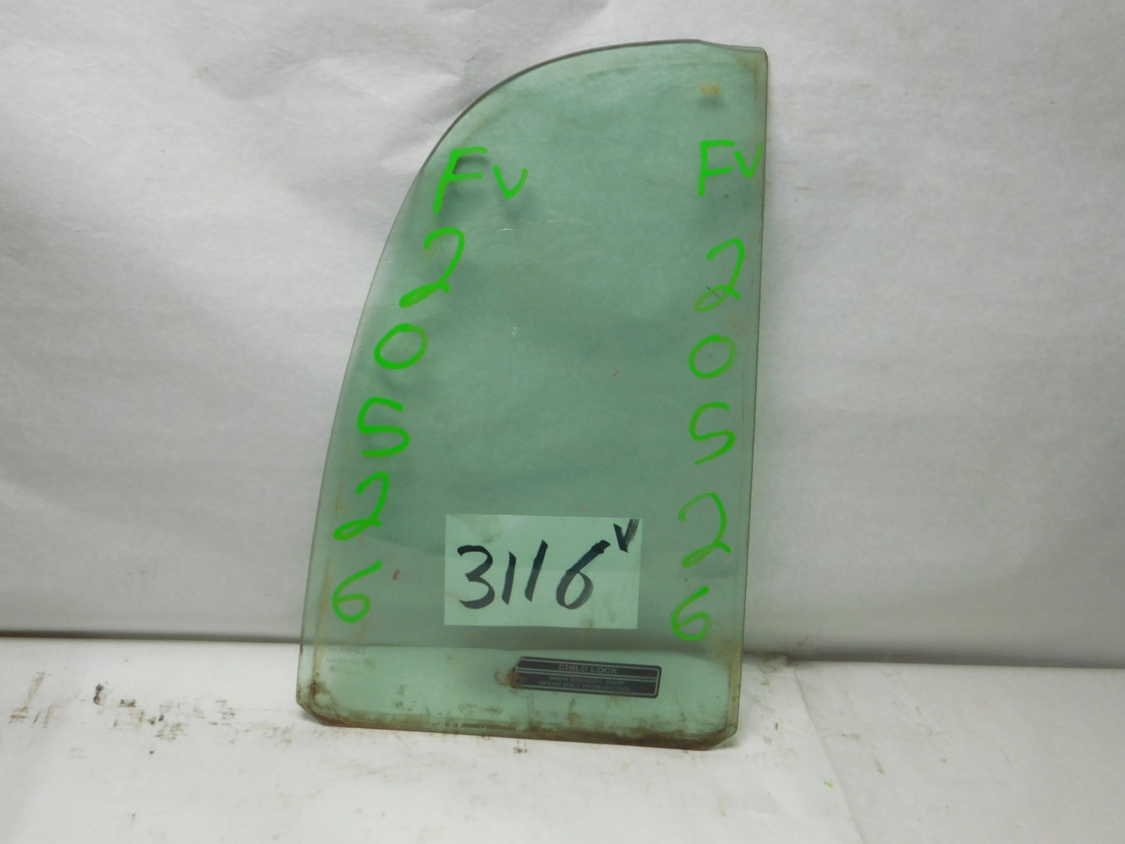 99 00 01 02 03 04 TRACKER  REAR PASSENGER Vent glass Small rear Window #3116-V
