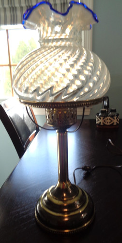 FABULOUS VINTAGE FENTON 80th ANNIVERSARY SWIRLED ART GLASS RUFFLED RIM TABLELAMP