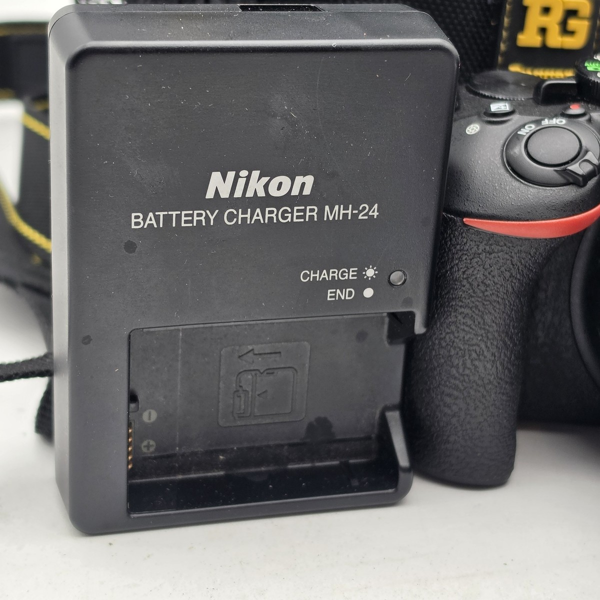 Nikon D5600 24.2 MP DSLR Camera Black with AF-P 18-55mm Lens Bag