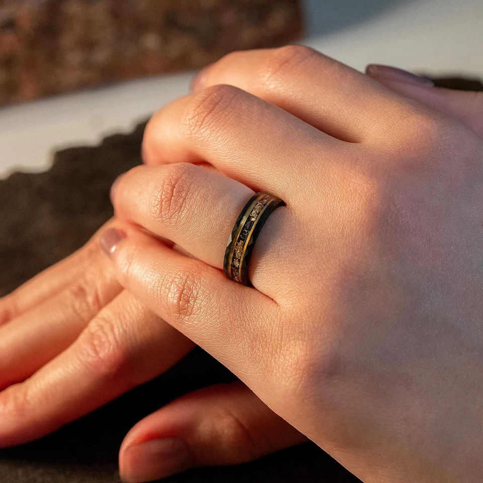 Alianza de boda única para mujer de carburo de tungsteno martillado hoja de oro meteorito de 6 mm Foto 4 de 4