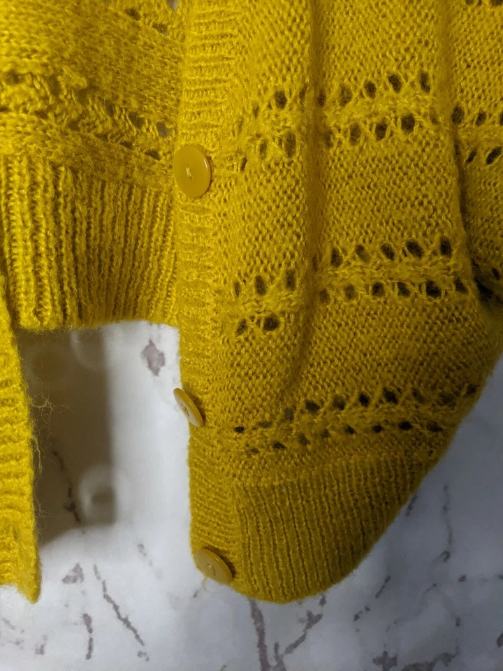 Suéter feminino H&M pequeno de lã manga curta amarelo mostarda Dolman  - Imagem 4 de 4